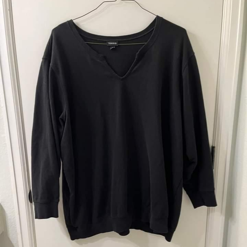Torrid V-Neck Sweatshirt Black sz 4
